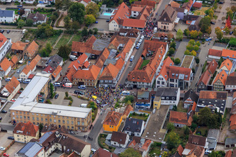 Photographie aérienne de Manifestation « Alliance des femmes Kandel » contre « AntiFa/Nous sommes Kandel/Grand-mères contre la droite » à Kandel dans le département Rhénanie-Palatinat, Allemagne