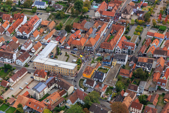 Vue oblique de Manifestation « Alliance des femmes Kandel » contre « AntiFa/Nous sommes Kandel/Grand-mères contre la droite » à Kandel dans le département Rhénanie-Palatinat, Allemagne