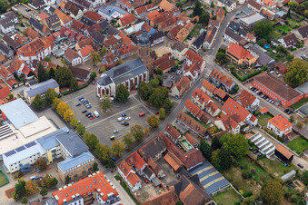 Vue aérienne de Église Saint-Georges - Paroisse protestante Kandel sur la place du Marché à Kandel dans le département Rhénanie-Palatinat, Allemagne