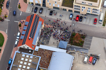 Manifestation « Alliance des femmes Kandel » contre « AntiFa/Nous sommes Kandel/Grand-mères contre la droite » à Kandel dans le département Rhénanie-Palatinat, Allemagne vue d'en haut