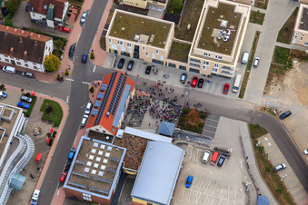 Manifestation « Alliance des femmes Kandel » contre « AntiFa/Nous sommes Kandel/Grand-mères contre la droite » à Kandel dans le département Rhénanie-Palatinat, Allemagne depuis l'avion