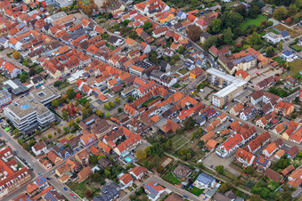 Enregistrement par drone de Manifestation « Alliance des femmes Kandel » contre « AntiFa/Nous sommes Kandel/Grand-mères contre la droite » à Kandel dans le département Rhénanie-Palatinat, Allemagne