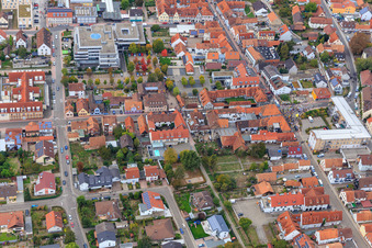 Image drone de Manifestation « Alliance des femmes Kandel » contre « AntiFa/Nous sommes Kandel/Grand-mères contre la droite » à Kandel dans le département Rhénanie-Palatinat, Allemagne