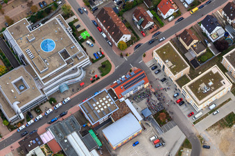 Manifestation « Alliance des femmes Kandel » contre « AntiFa/Nous sommes Kandel/Grand-mères contre la droite » à Kandel dans le département Rhénanie-Palatinat, Allemagne du point de vue du drone