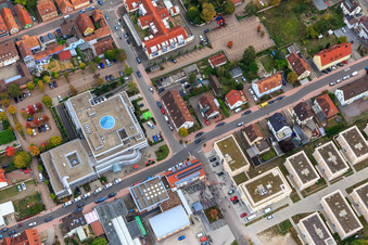 Manifestation « Alliance des femmes Kandel » contre « AntiFa/Nous sommes Kandel/Grand-mères contre la droite » à Kandel dans le département Rhénanie-Palatinat, Allemagne d'un drone