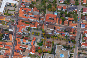 Manifestation « Alliance des femmes Kandel » contre « AntiFa/Nous sommes Kandel/Grand-mères contre la droite » à Kandel dans le département Rhénanie-Palatinat, Allemagne vu d'un drone