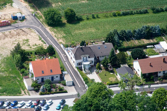 Rue de la gare à Winden dans le département Rhénanie-Palatinat, Allemagne depuis l'avion