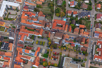 Vue aérienne de Manifestation « Alliance des femmes Kandel » contre « AntiFa/Nous sommes Kandel/Grand-mères contre la droite » à Kandel dans le département Rhénanie-Palatinat, Allemagne
