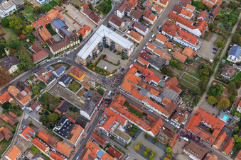 Vue oblique de Manifestation « Alliance des femmes Kandel » contre « AntiFa/Nous sommes Kandel/Grand-mères contre la droite » à Kandel dans le département Rhénanie-Palatinat, Allemagne