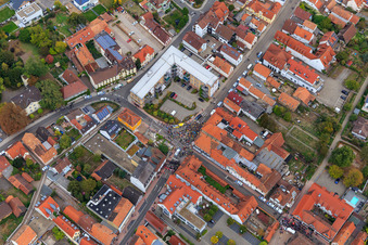 Manifestation « Alliance des femmes Kandel » contre « AntiFa/Nous sommes Kandel/Grand-mères contre la droite » à Kandel dans le département Rhénanie-Palatinat, Allemagne d'en haut