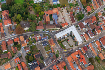 Manifestation « Alliance des femmes Kandel » contre « AntiFa/Nous sommes Kandel/Grand-mères contre la droite » à Kandel dans le département Rhénanie-Palatinat, Allemagne hors des airs