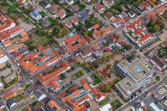 Manifestation « Alliance des femmes Kandel » contre « AntiFa/Nous sommes Kandel/Grand-mères contre la droite » à Kandel dans le département Rhénanie-Palatinat, Allemagne vue d'en haut