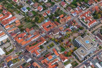 Manifestation « Alliance des femmes Kandel » contre « AntiFa/Nous sommes Kandel/Grand-mères contre la droite » à Kandel dans le département Rhénanie-Palatinat, Allemagne depuis l'avion