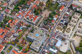 Manifestation « Alliance des femmes Kandel » contre « AntiFa/Nous sommes Kandel/Grand-mères contre la droite » à Kandel dans le département Rhénanie-Palatinat, Allemagne vue du ciel