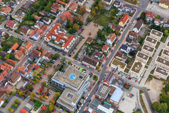 Enregistrement par drone de Manifestation « Alliance des femmes Kandel » contre « AntiFa/Nous sommes Kandel/Grand-mères contre la droite » à Kandel dans le département Rhénanie-Palatinat, Allemagne