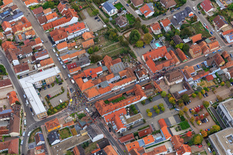 Image drone de Manifestation « Alliance des femmes Kandel » contre « AntiFa/Nous sommes Kandel/Grand-mères contre la droite » à Kandel dans le département Rhénanie-Palatinat, Allemagne