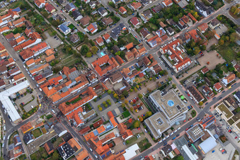 Manifestation « Alliance des femmes Kandel » contre « AntiFa/Nous sommes Kandel/Grand-mères contre la droite » à Kandel dans le département Rhénanie-Palatinat, Allemagne du point de vue du drone