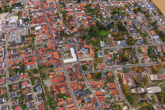 Manifestation « Alliance des femmes Kandel » contre « AntiFa/Nous sommes Kandel/Grand-mères contre la droite » à Kandel dans le département Rhénanie-Palatinat, Allemagne d'un drone