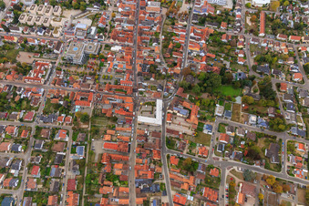 Manifestation « Alliance des femmes Kandel » contre « AntiFa/Nous sommes Kandel/Grand-mères contre la droite » à Kandel dans le département Rhénanie-Palatinat, Allemagne vu d'un drone