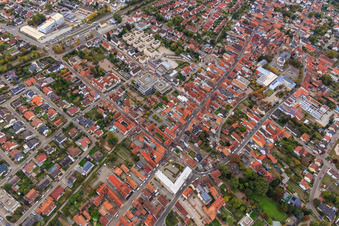 Vue aérienne de Manifestation « Alliance des femmes Kandel » contre « AntiFa/Nous sommes Kandel/Grand-mères contre la droite » à Kandel dans le département Rhénanie-Palatinat, Allemagne