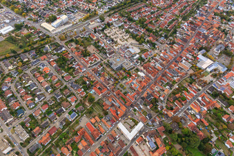 Photographie aérienne de Manifestation « Alliance des femmes Kandel » contre « AntiFa/Nous sommes Kandel/Grand-mères contre la droite » à Kandel dans le département Rhénanie-Palatinat, Allemagne