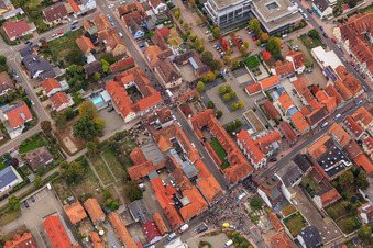 Manifestation « Alliance des femmes Kandel » contre « AntiFa/Nous sommes Kandel/Grand-mères contre la droite » à Kandel dans le département Rhénanie-Palatinat, Allemagne d'en haut