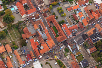Manifestation « Alliance des femmes Kandel » contre « AntiFa/Nous sommes Kandel/Grand-mères contre la droite » à Kandel dans le département Rhénanie-Palatinat, Allemagne hors des airs