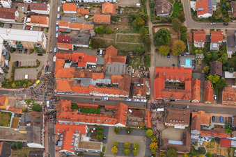 Manifestation « Alliance des femmes Kandel » contre « AntiFa/Nous sommes Kandel/Grand-mères contre la droite » à Kandel dans le département Rhénanie-Palatinat, Allemagne depuis l'avion