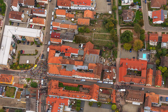 Vue d'oiseau de Manifestation « Alliance des femmes Kandel » contre « AntiFa/Nous sommes Kandel/Grand-mères contre la droite » à Kandel dans le département Rhénanie-Palatinat, Allemagne