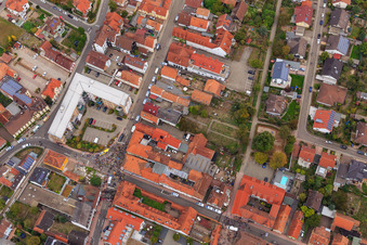 Enregistrement par drone de Manifestation « Alliance des femmes Kandel » contre « AntiFa/Nous sommes Kandel/Grand-mères contre la droite » à Kandel dans le département Rhénanie-Palatinat, Allemagne