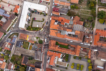 Vue aérienne de Les participants à une manifestation de protestation politique « Alliance des femmes Kandel » contre « AntiFa/Nous sommes Kandel/Grand-mères contre la droite » à Kandel dans le département Rhénanie-Palatinat, Allemagne