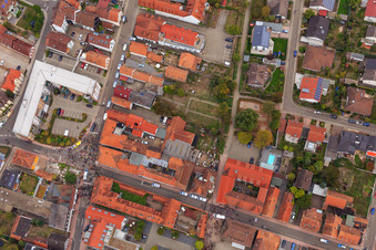 Image drone de Manifestation « Alliance des femmes Kandel » contre « AntiFa/Nous sommes Kandel/Grand-mères contre la droite » à Kandel dans le département Rhénanie-Palatinat, Allemagne