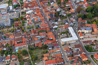 Manifestation « Alliance des femmes Kandel » contre « AntiFa/Nous sommes Kandel/Grand-mères contre la droite » à Kandel dans le département Rhénanie-Palatinat, Allemagne du point de vue du drone