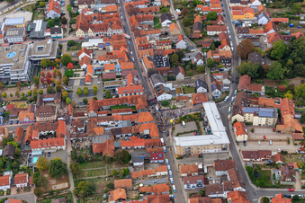 Manifestation « Alliance des femmes Kandel » contre « AntiFa/Nous sommes Kandel/Grand-mères contre la droite » à Kandel dans le département Rhénanie-Palatinat, Allemagne d'un drone