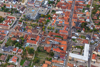 Manifestation « Alliance des femmes Kandel » contre « AntiFa/Nous sommes Kandel/Grand-mères contre la droite » à Kandel dans le département Rhénanie-Palatinat, Allemagne vu d'un drone