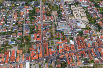 Manifestation « Alliance des femmes Kandel » contre « AntiFa/Nous sommes Kandel/Grand-mères contre la droite » à Kandel dans le département Rhénanie-Palatinat, Allemagne hors des airs