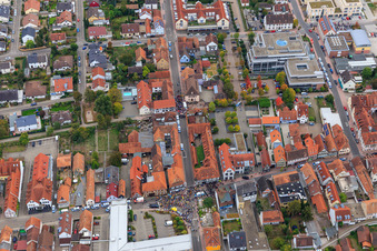 Manifestation « Alliance des femmes Kandel » contre « AntiFa/Nous sommes Kandel/Grand-mères contre la droite » à Kandel dans le département Rhénanie-Palatinat, Allemagne depuis l'avion