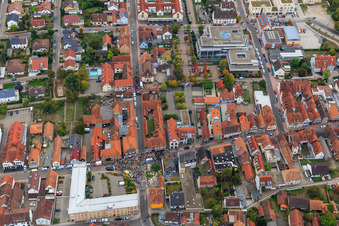 Vue d'oiseau de Manifestation « Alliance des femmes Kandel » contre « AntiFa/Nous sommes Kandel/Grand-mères contre la droite » à Kandel dans le département Rhénanie-Palatinat, Allemagne