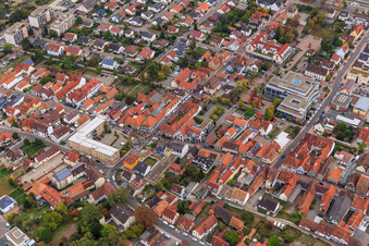Enregistrement par drone de Manifestation « Alliance des femmes Kandel » contre « AntiFa/Nous sommes Kandel/Grand-mères contre la droite » à Kandel dans le département Rhénanie-Palatinat, Allemagne