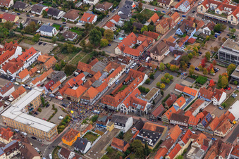 Manifestation « Alliance des femmes Kandel » contre « AntiFa/Nous sommes Kandel/Grand-mères contre la droite » à Kandel dans le département Rhénanie-Palatinat, Allemagne du point de vue du drone