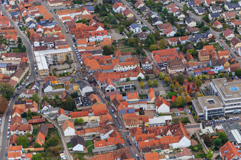 Manifestation « Alliance des femmes Kandel » contre « AntiFa/Nous sommes Kandel/Grand-mères contre la droite » à Kandel dans le département Rhénanie-Palatinat, Allemagne d'un drone