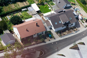 Rue de la gare à Winden dans le département Rhénanie-Palatinat, Allemagne du point de vue du drone