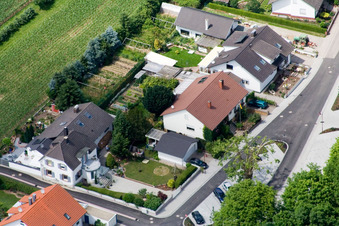 Rue de la gare à Winden dans le département Rhénanie-Palatinat, Allemagne d'un drone