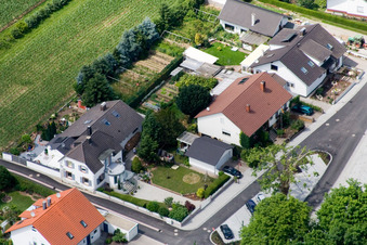 Rue de la gare à Winden dans le département Rhénanie-Palatinat, Allemagne vu d'un drone