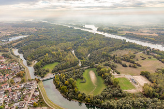 Vue aérienne de Route des ferries vers le Rhin à le quartier Plittersdorf in Rastatt dans le département Bade-Wurtemberg, Allemagne