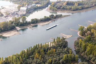 Vue aérienne de Port de Seltz à Munchhausen dans le département Bas Rhin, France