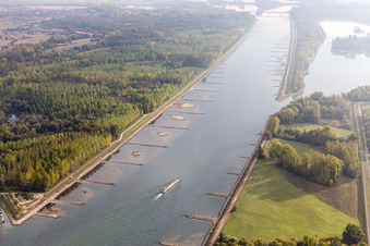 Vue aérienne de Port de Beinheim à Seltz dans le département Bas Rhin, France