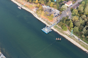 Voyage d'un ferry Solar Rhine Ferry en Plittersdorf à le quartier Plittersdorf in Rastatt dans le département Bade-Wurtemberg, Allemagne hors des airs