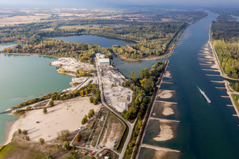 Vue aérienne de Gravières Dyckerhoff Gravières et Sablieères à Seltz dans le département Bas Rhin, France