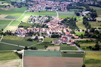 Vue aérienne de Du sud à le quartier Mühlhofen in Billigheim-Ingenheim dans le département Rhénanie-Palatinat, Allemagne